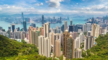 Une vue de la ville de Hong Kong avec des gratte-ciel et la mer en arrière-plan.