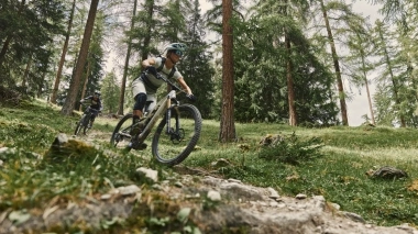 Zwei Mountainbiker auf einem Waldpfad.