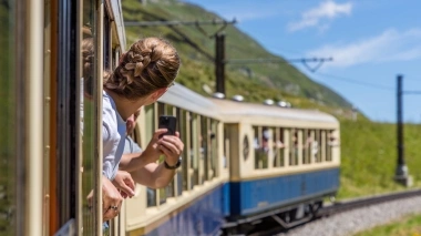 Una donna guarda fuori dal treno Pullmann Express in movimento