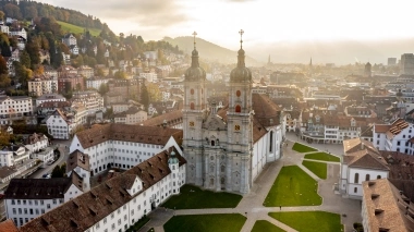 Kathedrale von St. Gallen aus der Vogelperspektive und Sonnenschein