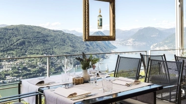 Restaurant mit Blick auf den See und die Berge