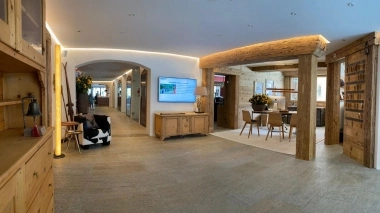 Entrance area with table, chairs and a long corridor
