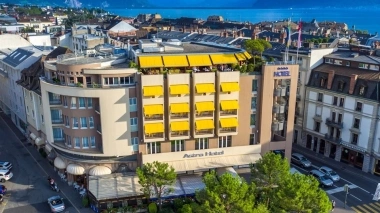 Luftaufnahme Hotel mitten in der Stadt und Blick auf den See
