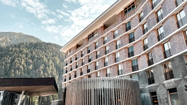 Modernes Hotel mit einem Berg voller Bäume im Hintergrund