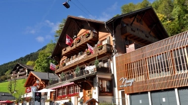 Hotelgebäude mit Schweizer und Walliser Fahnen