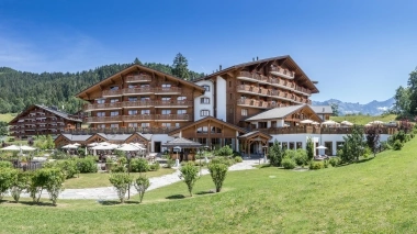 Hotelgebäude mit Garten im Sommer