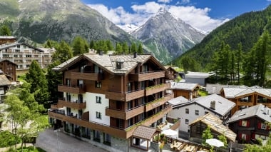 Hotel The Capra in Saas-Fee, im Chalet-Stil, umgeben von imposanten Viertausendern.