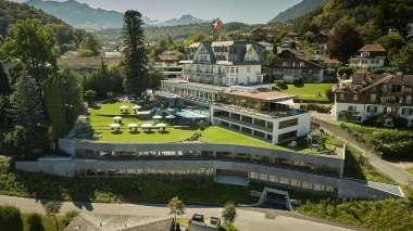 Luftaufnahme vom Hotel mit Garten im Vordergrund