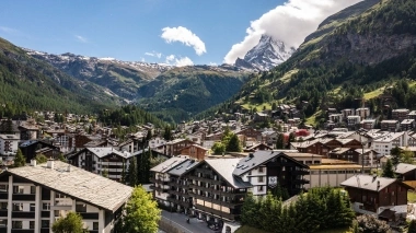 Luftaufnahme vom Hotel mit Dorf und Matterhorn im Hintergrund