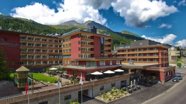 Aussenansicht vom Hotel mit Bergen im Hintergrund