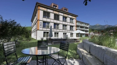 Aussenansicht vom Hotel mit Garten im Vordergrund