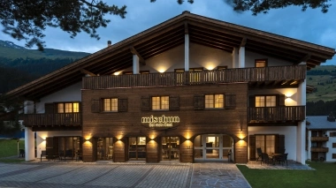 Aussenansicht vom Hotel bei Abendstimmung