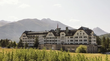 Vue extérieure de l'hôtel avec les montagnes en arrière-plan