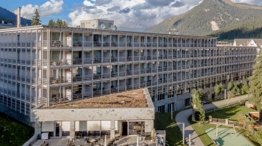 Aussenansicht vom Hotel mit Bergen im Hintergrund