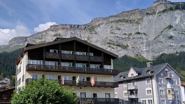 Vue extérieure de l'hôtel avec une montagne majestueuse en arrière-plan