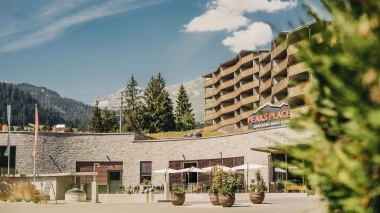 Vue extérieure de l'hôtel avec les montagnes et les arbres en arrière-plan
