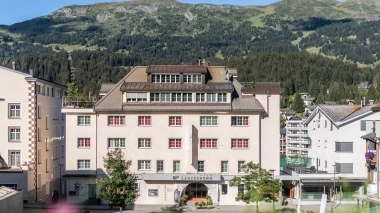 Vue extérieure de l'hôtel avec les montagnes en arrière-plan