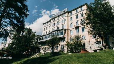 Vue extérieure de l'hôtel avec des arbres au premier plan