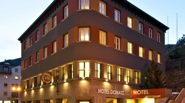 Aussenansicht vom Hotel bei Abendstimmung