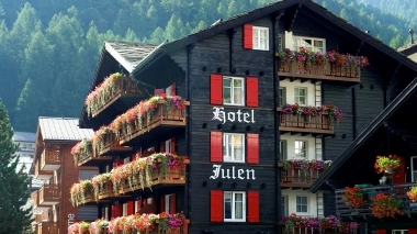 Aussenansicht vom Hotel mit Blumen auf Balkon