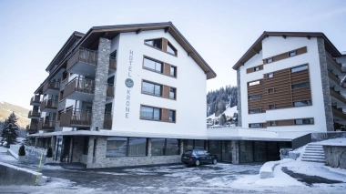 Modern hotel building made of stone and wood in a wintery atmosphere.