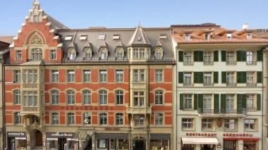 Foto esterna dell'hotel con facciata arancione nel centro della città.