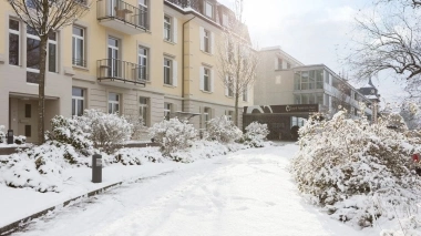Edificio moderno con rampa di accesso all'ingresso.