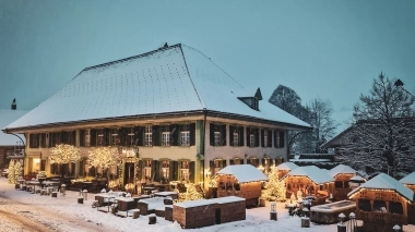 Vista esterna dell'hotel con idilliaco giardino in primo piano