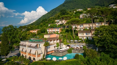 Die Hotelansicht zeigt viel Grün und Berge.