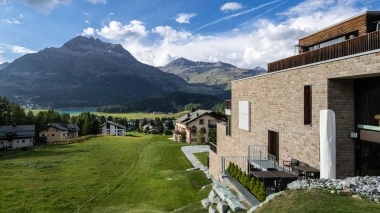 Blick auf das Hotel mit umliegenden Bergen
