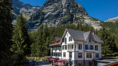 Blick auf das Hotel vor alpiner Landschaft