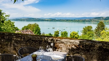 Restaurantterrasse mit Blick auf den See und Boote