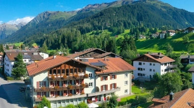 Vista aerea della struttura immersa nel paesaggio montano