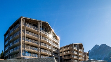 Blick auf das moderne, von der Sonne beleuchtete Gebäude.