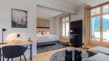Modernes Doppelzimmer mit Terrasse.
