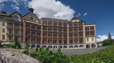 Blick auf das Hotelgebäude von aussen.