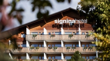 Vista dell'edificio dell'hotel e dell'insegna Signinahotel.