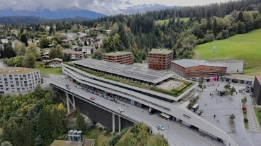 Foto der Hotelanlage von oben.