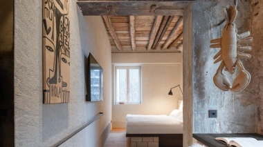 Camere d'albergo dai colori neutri.