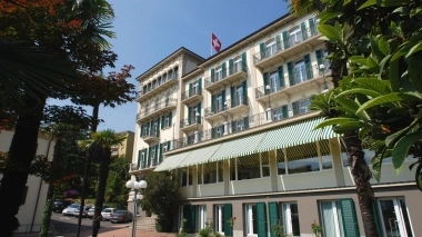 Hotel con palme nei dintorni.