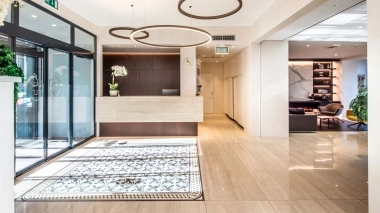 Una hall d'albergo moderna e luminosa.