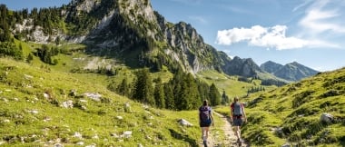 Zwei Wanderinnen sind auf dem Weg Richtung Breccaschlund, einer Karstebene oberhalb des Schwarzsees im Kanton Freiburg.