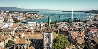 Photo prise par drone de la vieille ville de Genève et du lac.