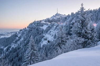 Un paesaggio montano innevato all'alba.