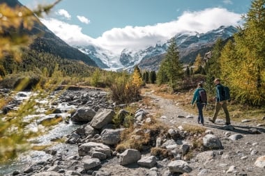 Wanderpaar auf dem Weg zum Morteratsch Gletscher am Bernina Pass