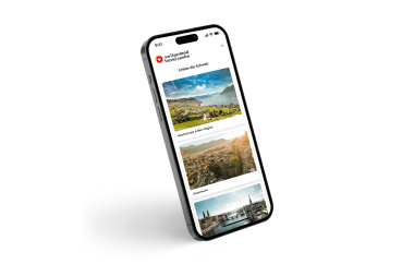 Smartphone zeigt eine Reise-App mit Bildern der Schweiz.