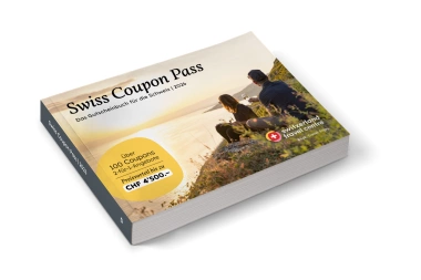 Buchumschlag des Swiss Coupon Pass 2026 mit 2-für-1 Angeboten in der Schweiz