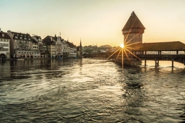 Le pont emblématique de la Kapellbrücke à Lucerne au lever du soleil