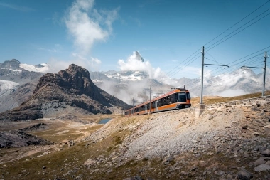 Le train du Gornergrat près du lac Riffelsee en été, avec le Cervin en arrière-plan