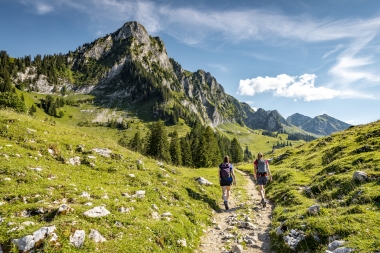 Zwei Wanderinnen sind auf dem Weg Richtung Breccaschlund, einer Karstebene oberhalb des Schwarzsees im Kanton Freiburg.